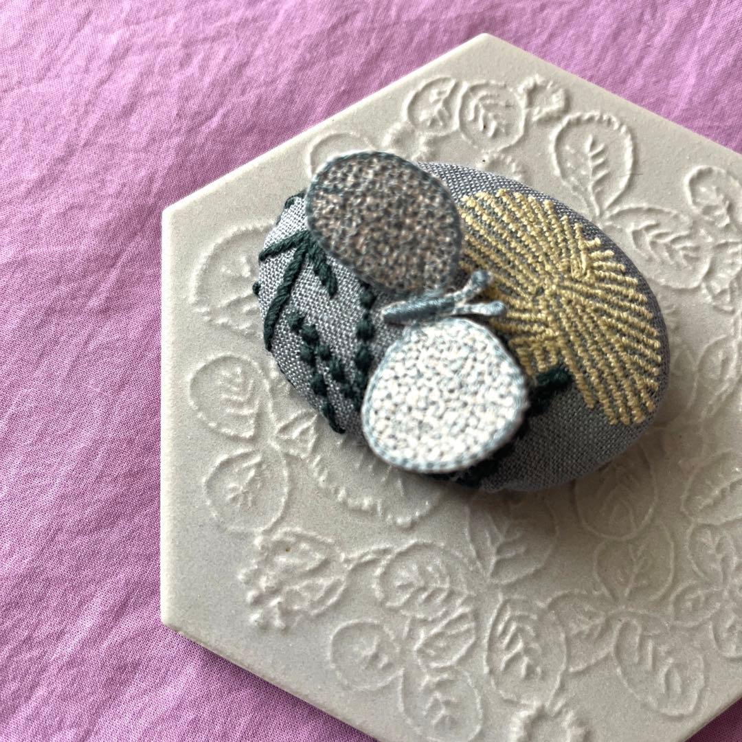 ①19ミナペルホネン ハンドメイド ブローチアクセサリー ヘアアクセサリー