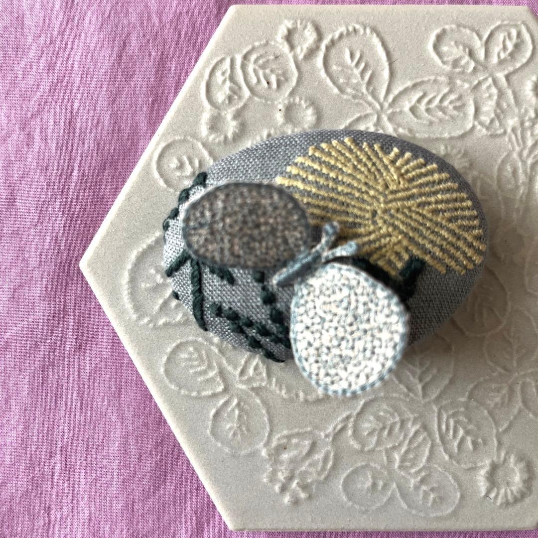 ①19ミナペルホネン ハンドメイド ブローチアクセサリー ヘアアクセサリー
