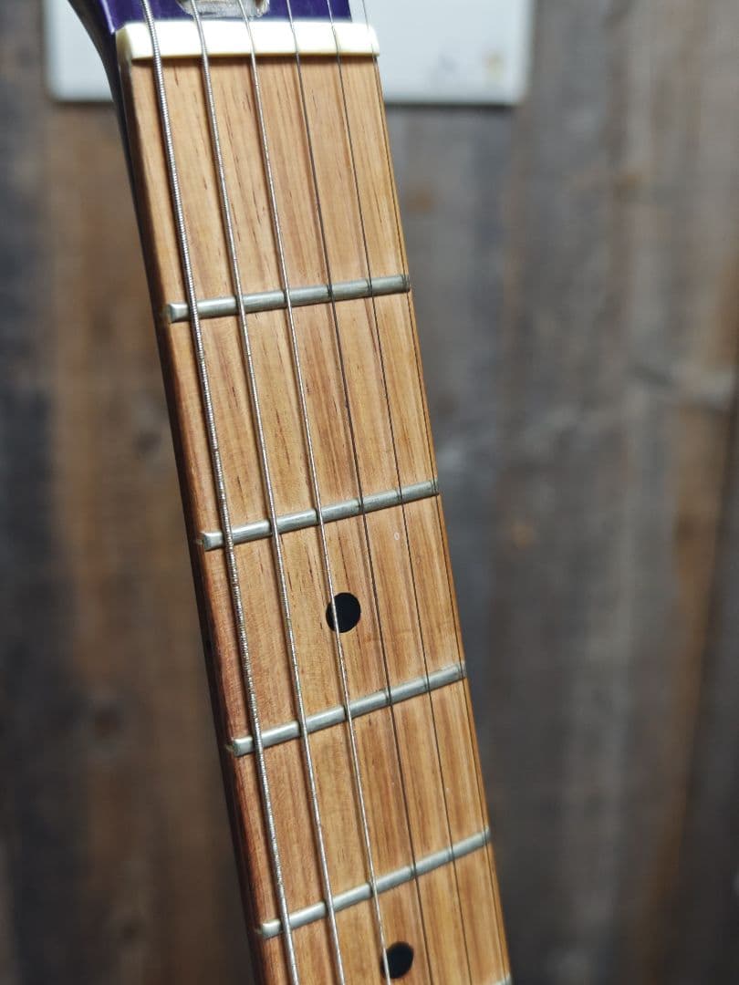 エレキギター 紫から白のグラデーション　価格の相談はコメントからお願いします。