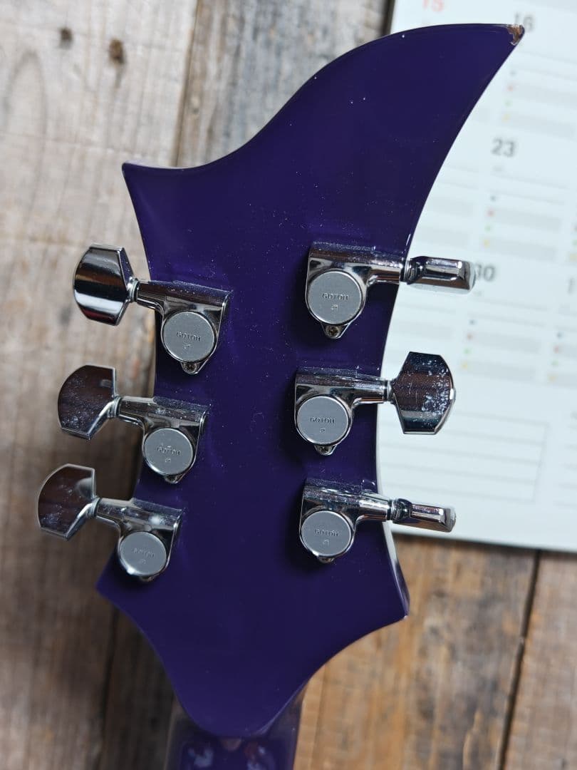 エレキギター 紫から白のグラデーション　価格の相談はコメントからお願いします。
