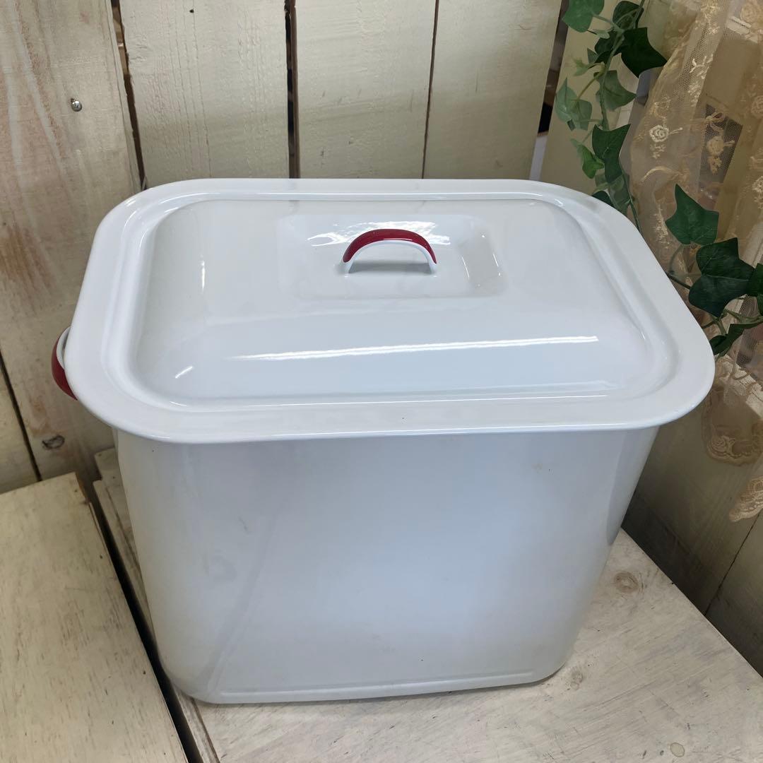 大きめサイズ カントリーなホーローブレッドケース 白 蓋付きストッカー