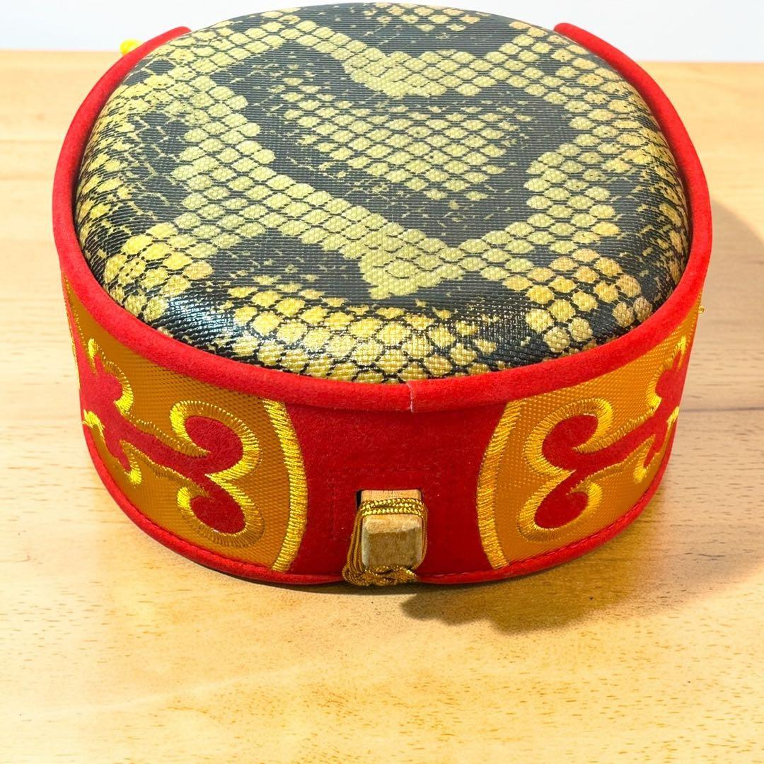 ほぼ未使用級❣️極美品✨沖縄三線 人工皮 唐草ティーガ ケース付き 金箔装飾 駒付