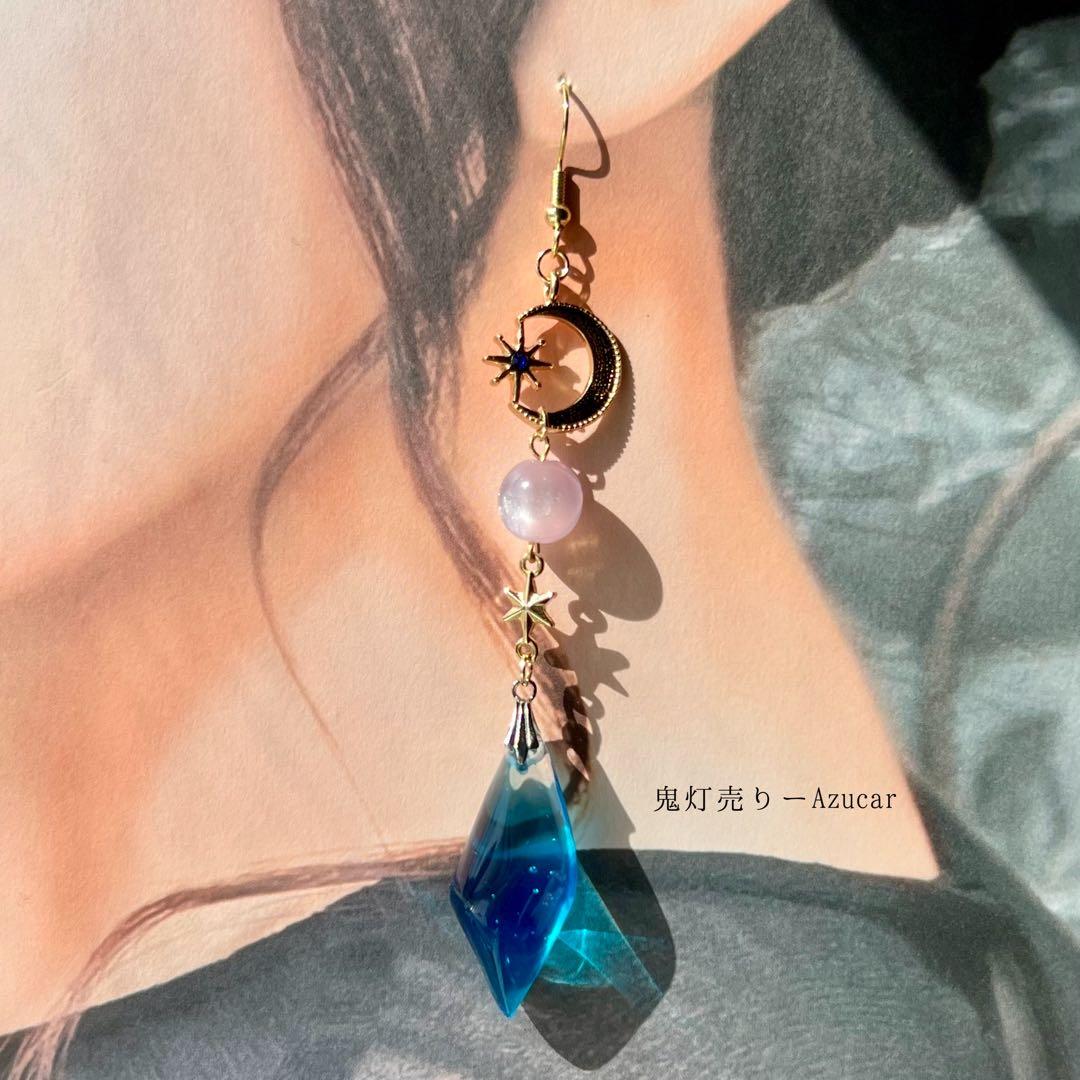 夜空を閉じ込めた天球儀と鉱物レジンのロングピアス（アシンメトリー／約8.5cm）