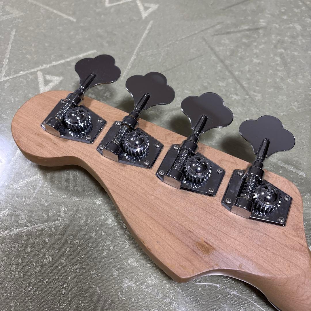 SquierとBUSKER'S プレベ(ネックを外して発送)