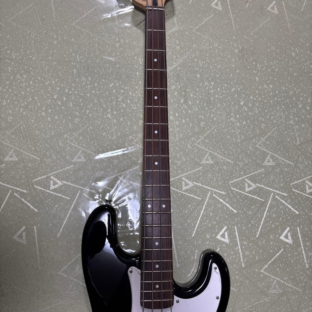 SquierとBUSKER'S プレベ(ネックを外して発送)