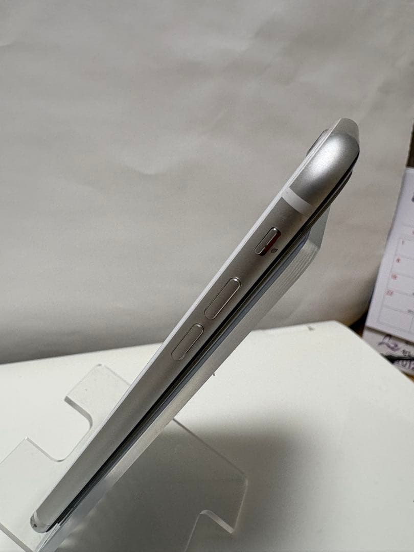 【iphone SE第二世代　ホワイト　64GB】と保護ケースと箱ケース