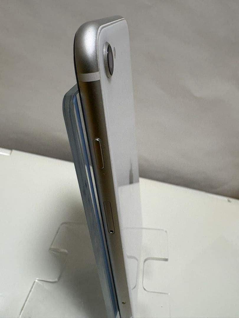 【iphone SE第二世代　ホワイト　64GB】と保護ケースと箱ケース