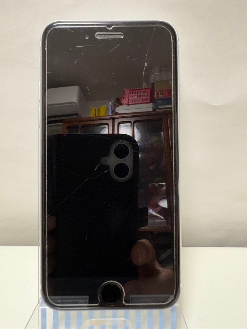 【iphone SE第二世代　ホワイト　64GB】と保護ケースと箱ケース