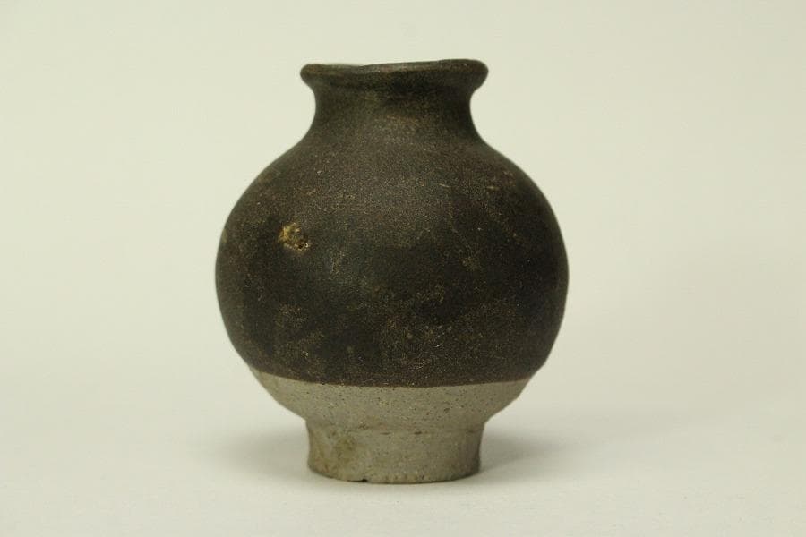 李朝 黒高麗 小壷 高6.2cm(LC521)