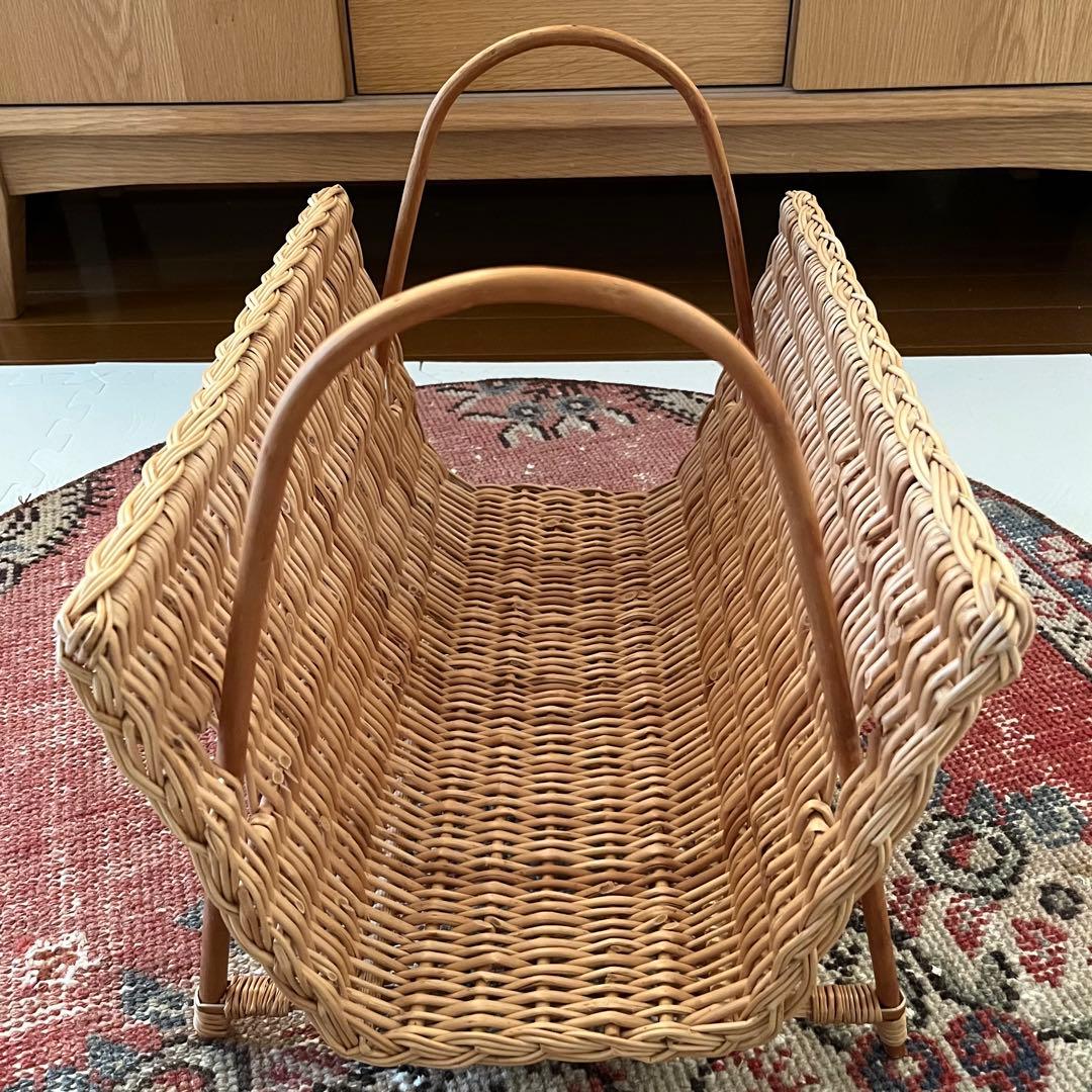 ラトビア PINUMU PASAULE 柳のマガジンバスケット