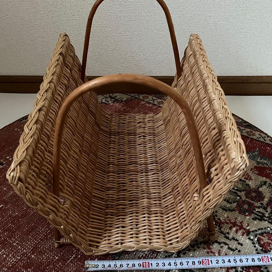 ラトビア PINUMU PASAULE 柳のマガジンバスケット