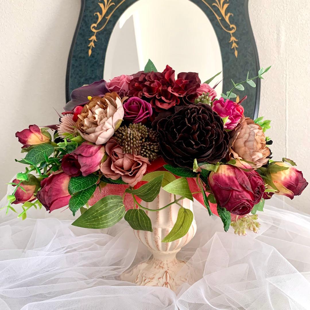 深み色フラワーアレンジメント　ヨーロピアンアレンジ　アンティークインテリア