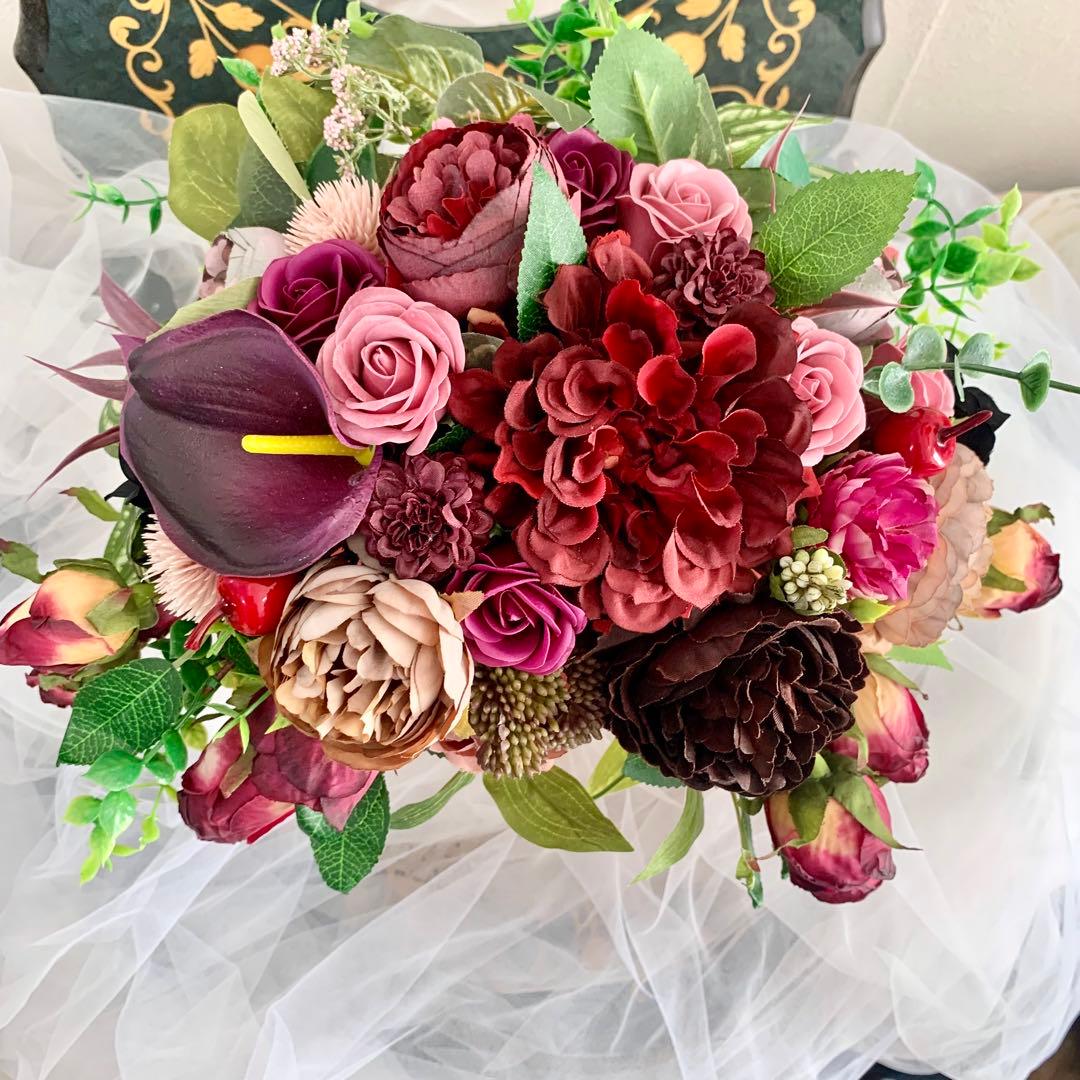 深み色フラワーアレンジメント　ヨーロピアンアレンジ　アンティークインテリア