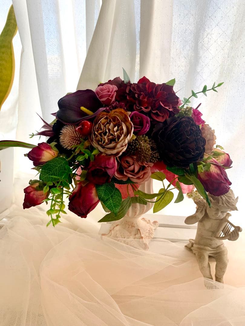 深み色フラワーアレンジメント　ヨーロピアンアレンジ　アンティークインテリア