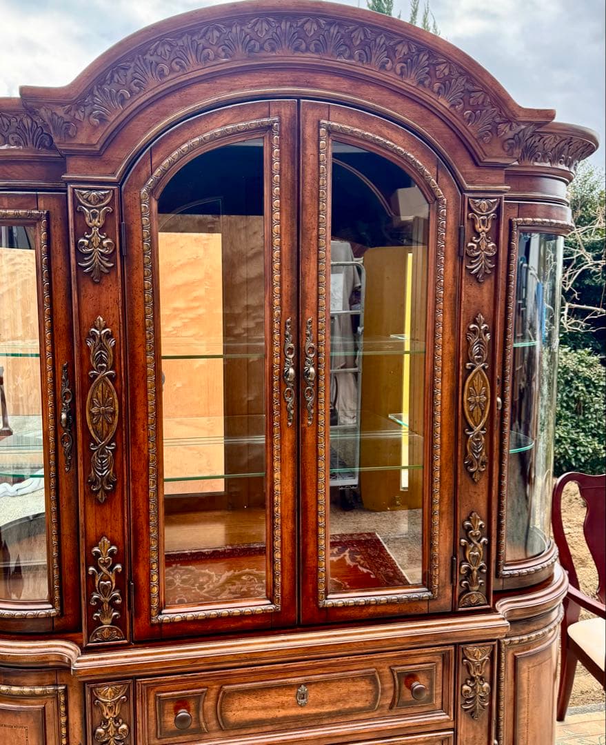 アメリカ製 豪華彫刻 ガラスキャビネット 飾り棚 ミラーバック