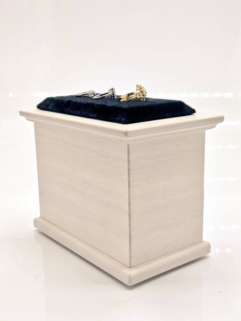 小さな宝石屋さん、ホワイトカラー