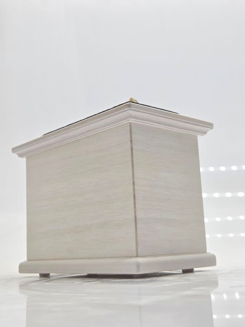 小さな宝石屋さん、ホワイトカラー