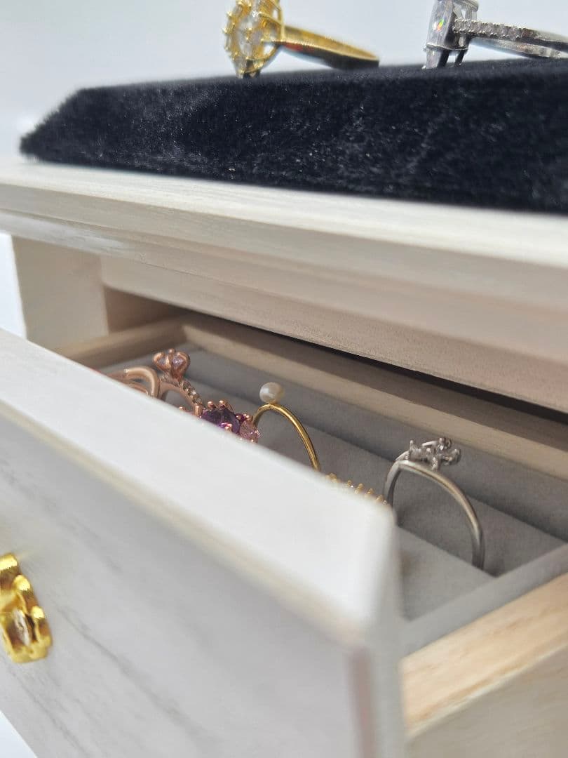 小さな宝石屋さん、ホワイトカラー