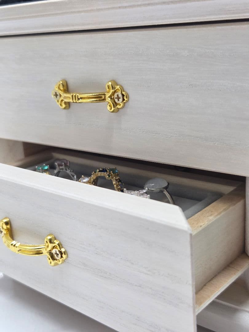 小さな宝石屋さん、ホワイトカラー