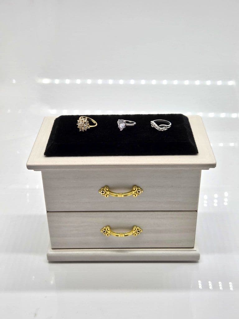 小さな宝石屋さん、ホワイトカラー