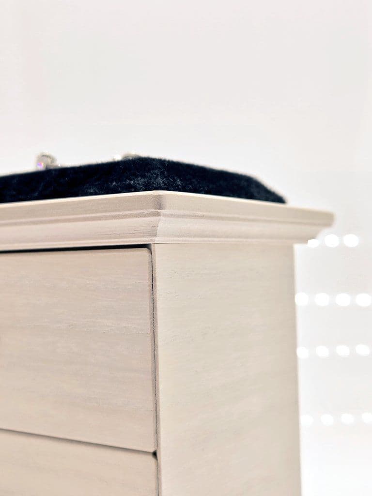 小さな宝石屋さん、ホワイトカラー