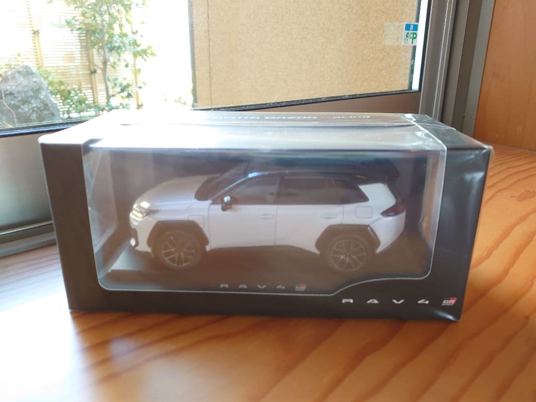 【2台】新型RAV4 GR ブラックレッド／ブラックホワイト　カラーサンプル