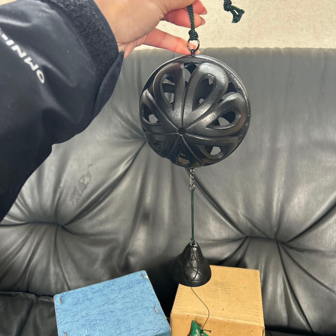 黒い鉄製風鈴 透かし模様付き