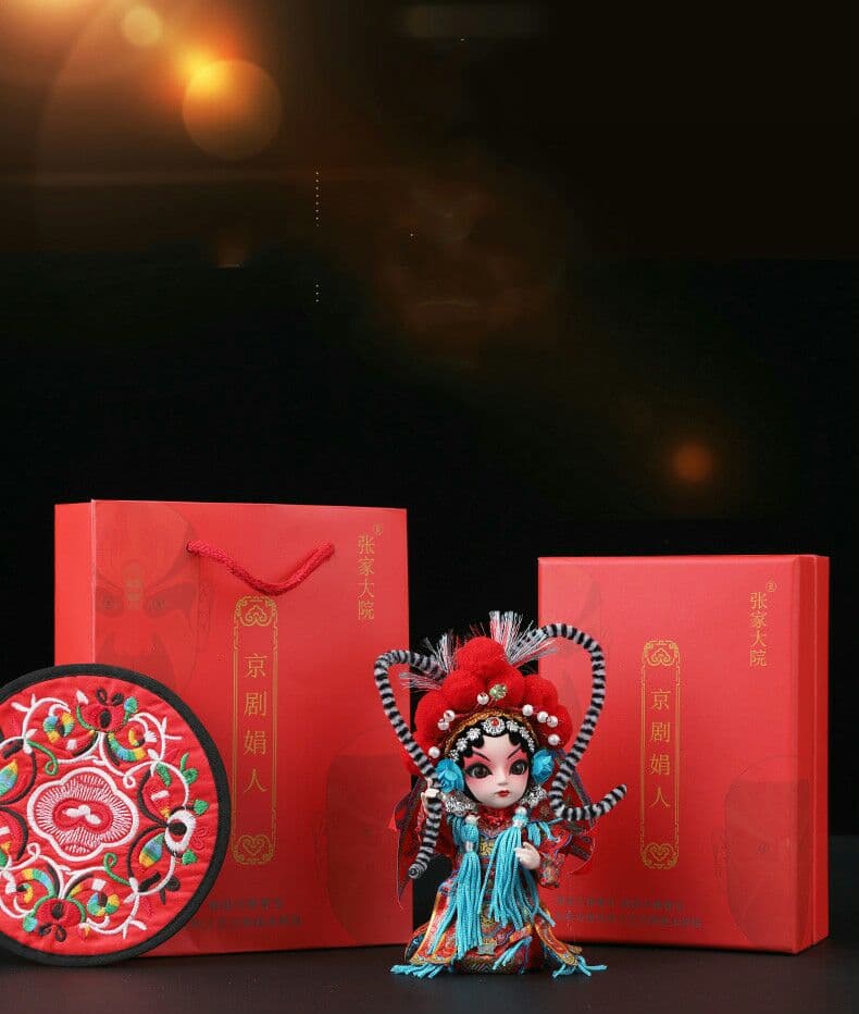 中国風京劇の人物の隈取り北京の記念品の絹人形が飾られています1