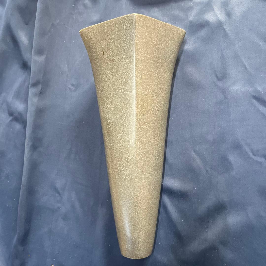 池坊　華道　茶グレーのコーン型花器　デザインあり