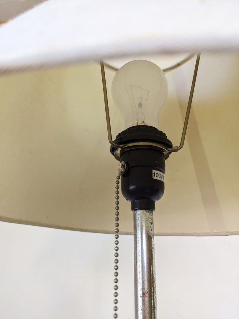 モダンデザインのフロアライト　スタンド照明　生成シェード