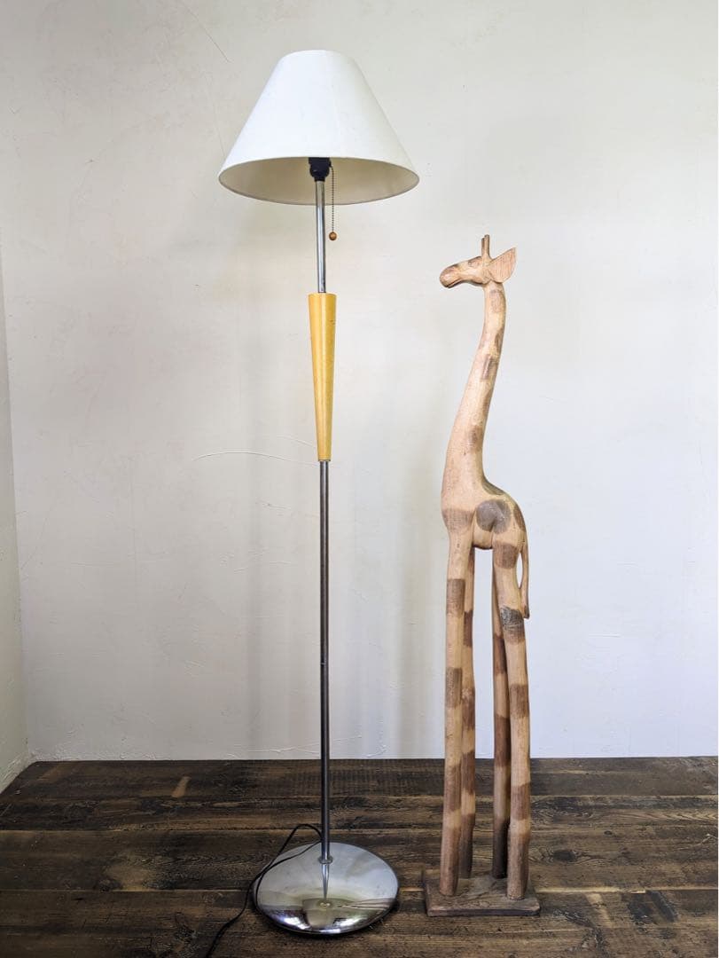 モダンデザインのフロアライト　スタンド照明　生成シェード