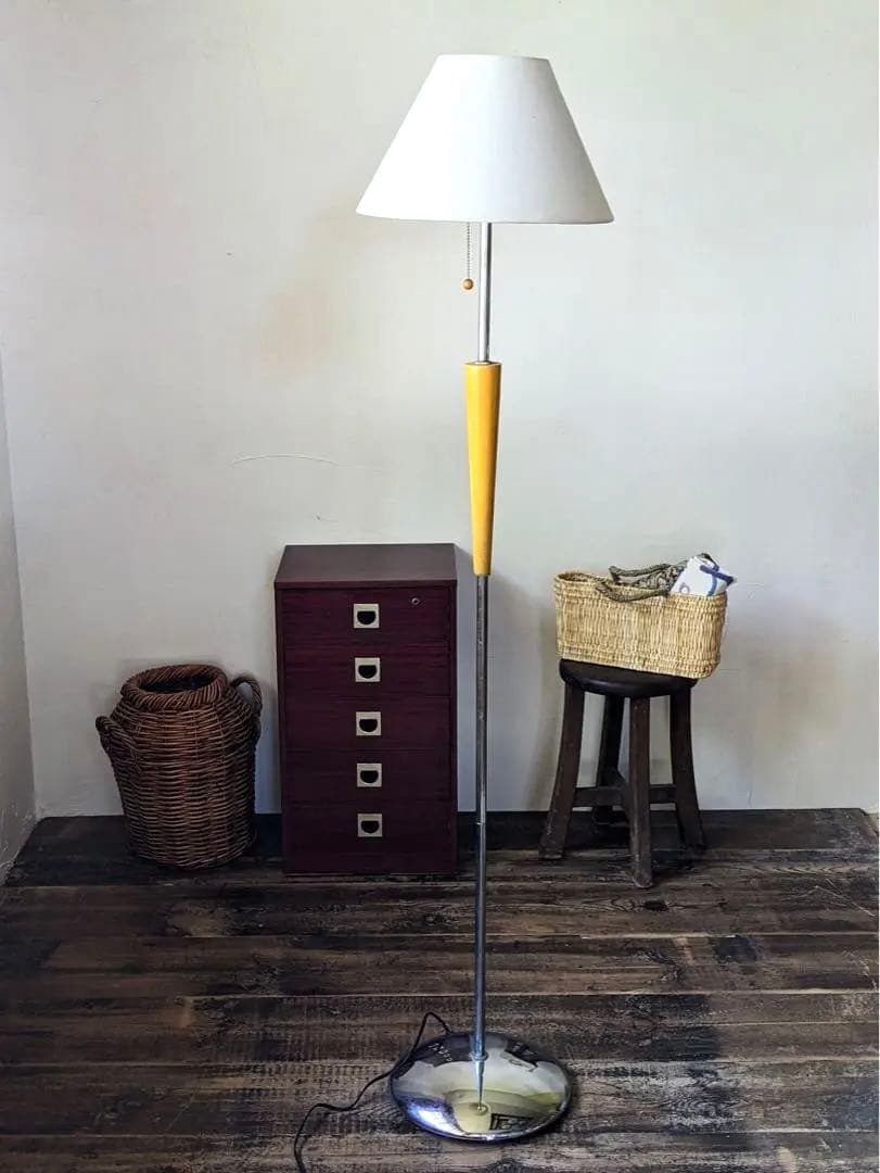 モダンデザインのフロアライト　スタンド照明　生成シェード