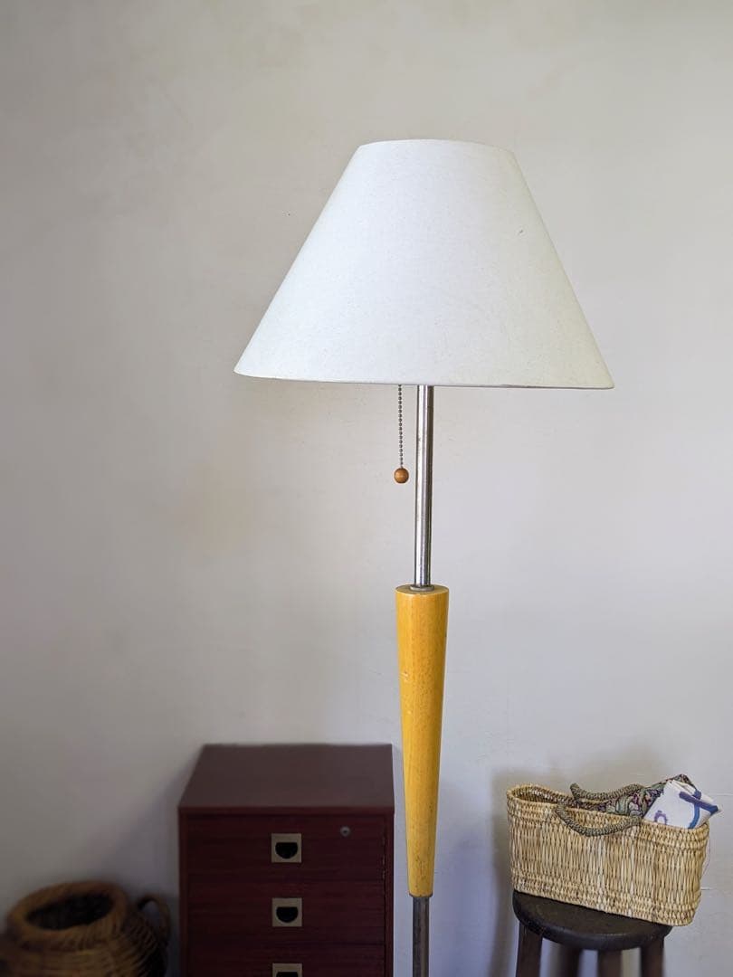 モダンデザインのフロアライト　スタンド照明　生成シェード