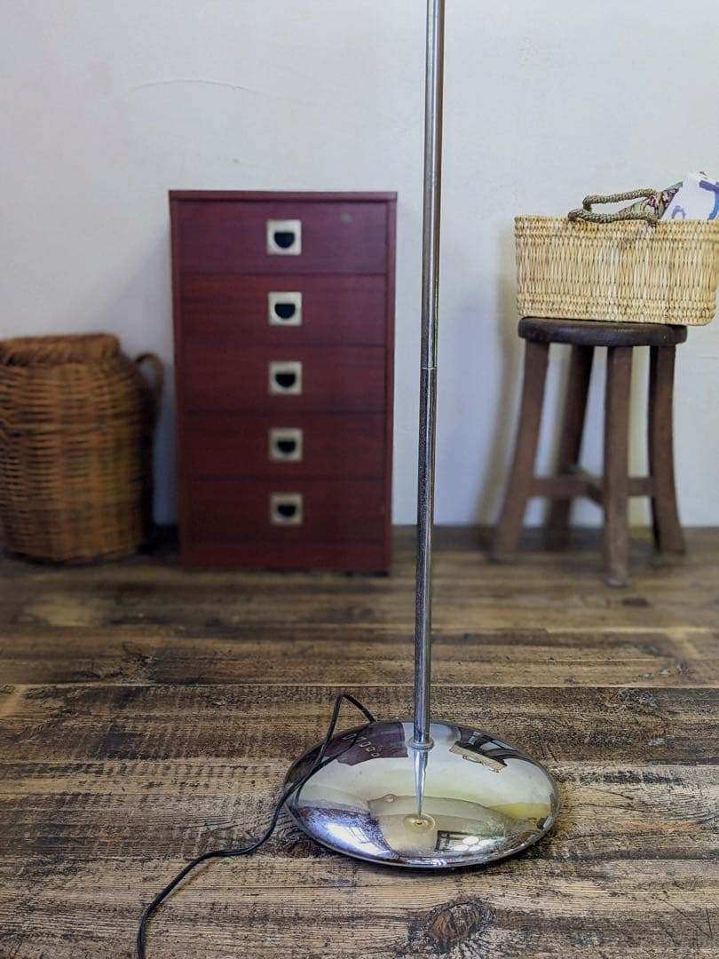 モダンデザインのフロアライト　スタンド照明　生成シェード