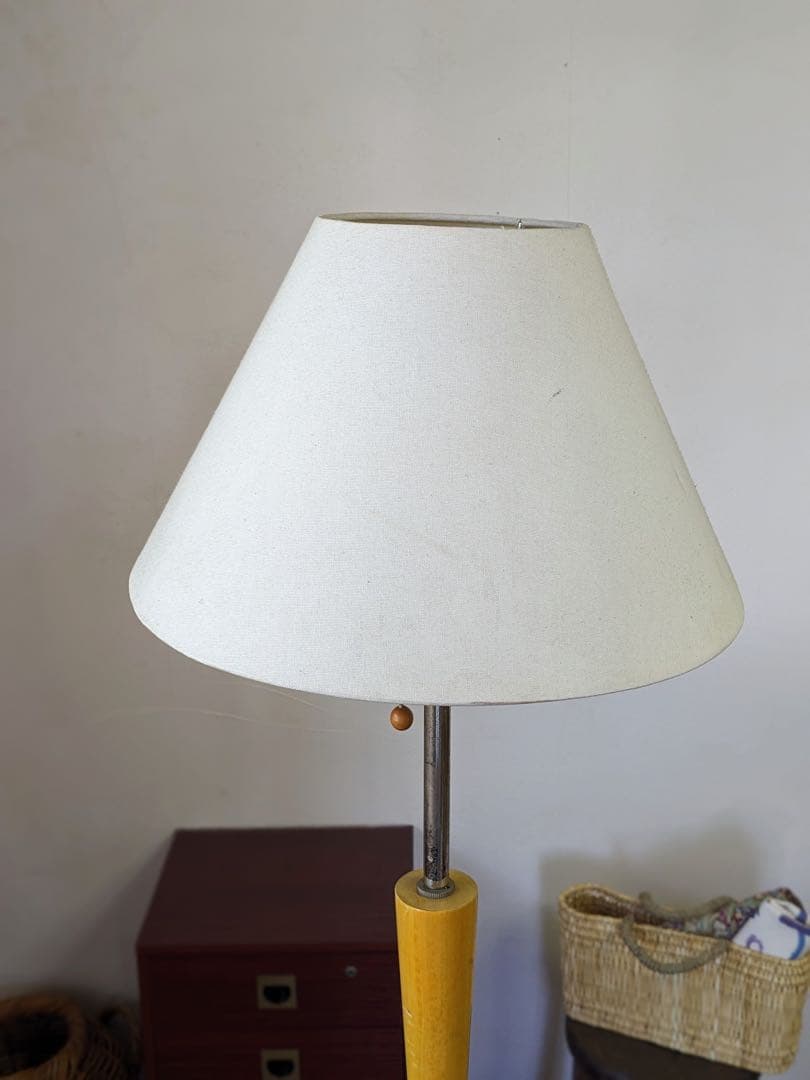 モダンデザインのフロアライト　スタンド照明　生成シェード