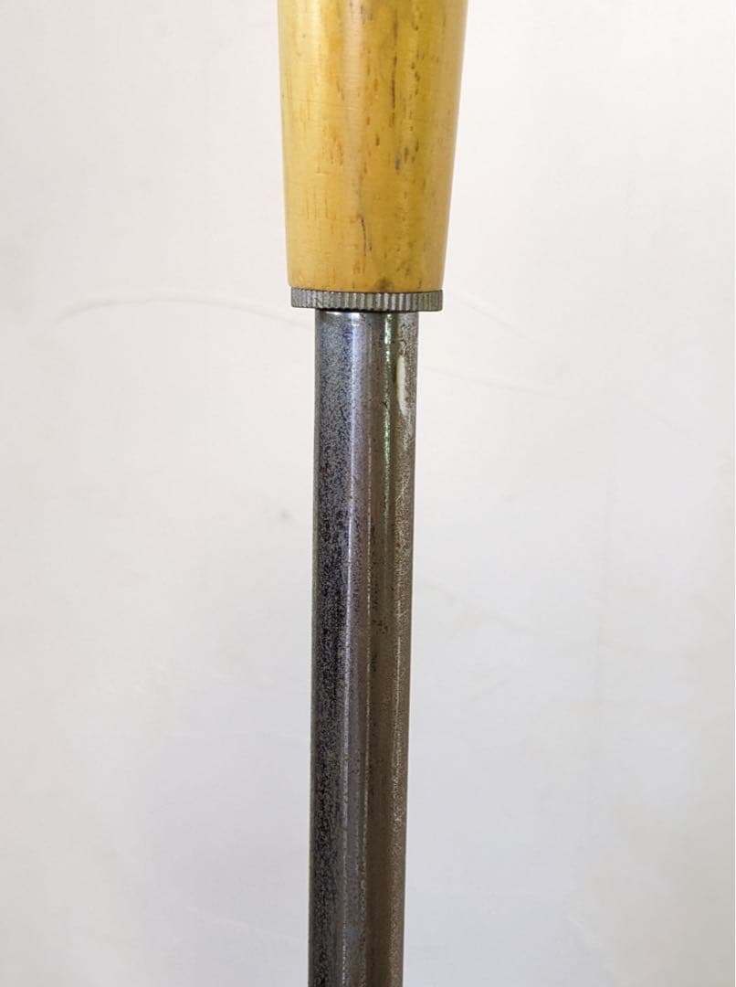 モダンデザインのフロアライト　スタンド照明　生成シェード