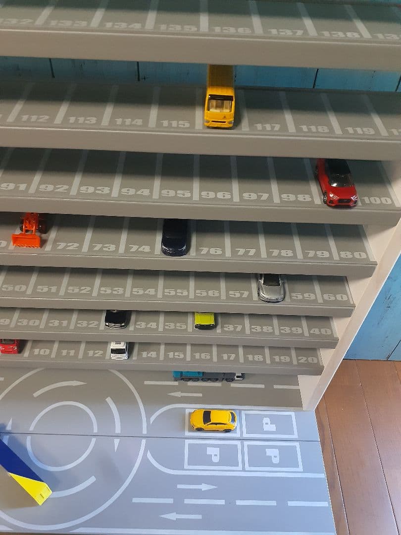 Nok　自作ミニカー収納棚9段168台ロータリー交差点付きトミカ