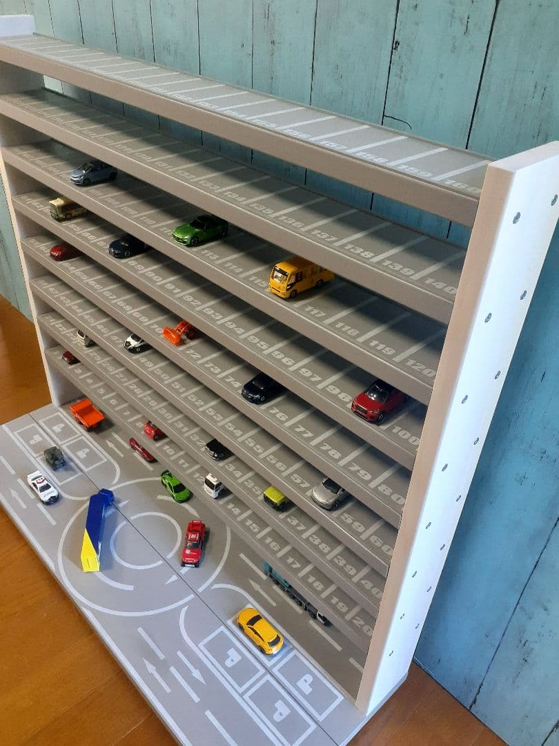 Nok　自作ミニカー収納棚9段168台ロータリー交差点付きトミカ