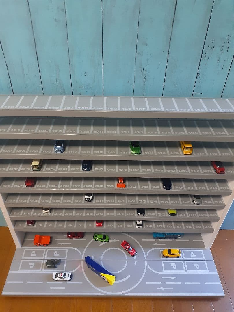 Nok　自作ミニカー収納棚9段168台ロータリー交差点付きトミカ