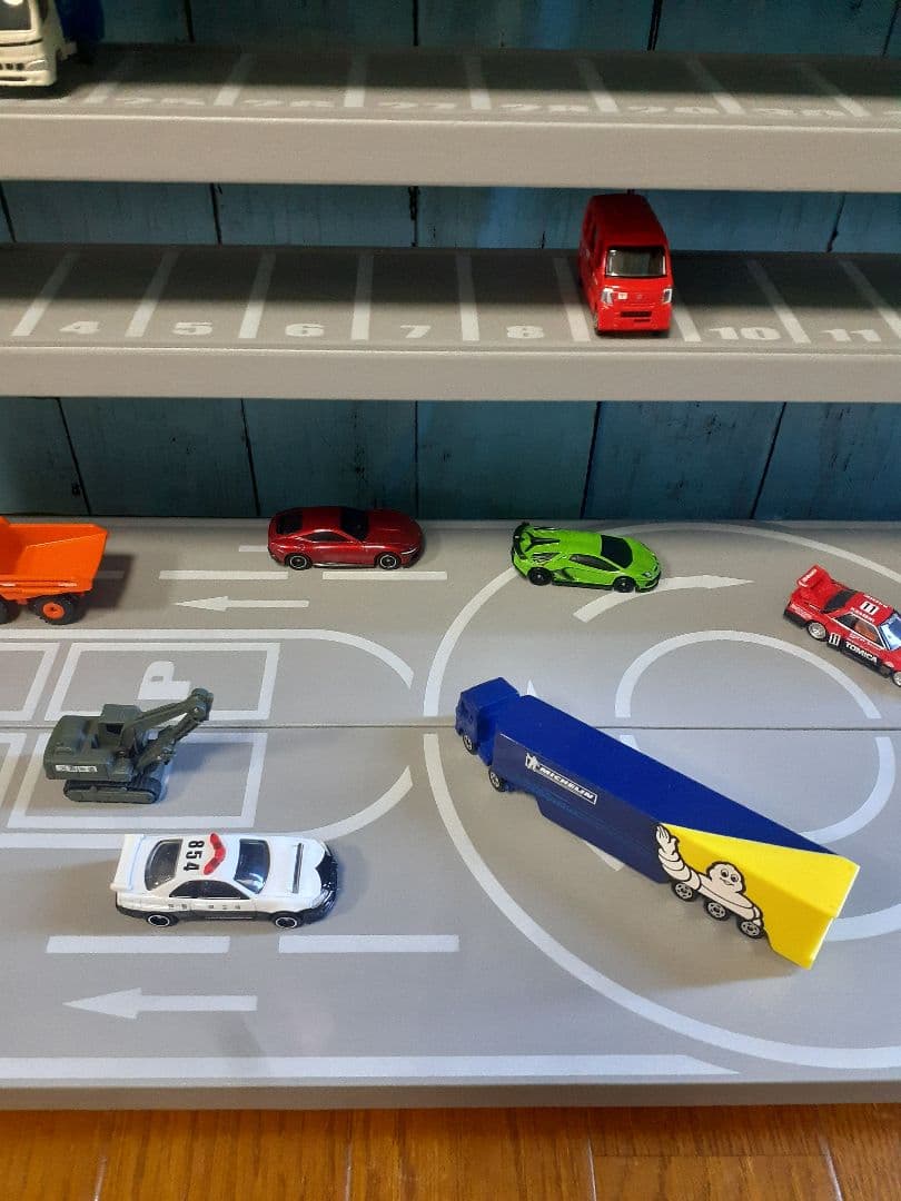 Nok　自作ミニカー収納棚9段168台ロータリー交差点付きトミカ