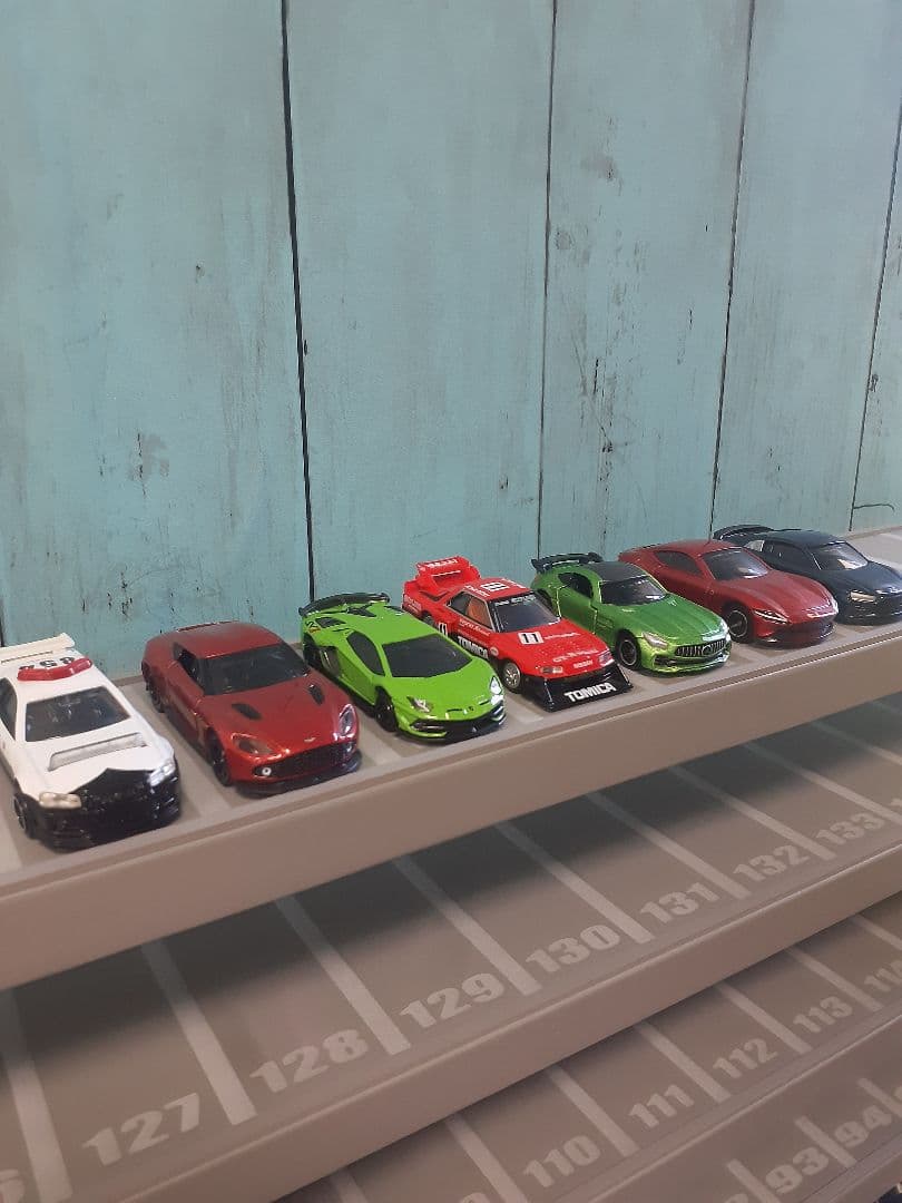 Nok　自作ミニカー収納棚9段168台ロータリー交差点付きトミカ