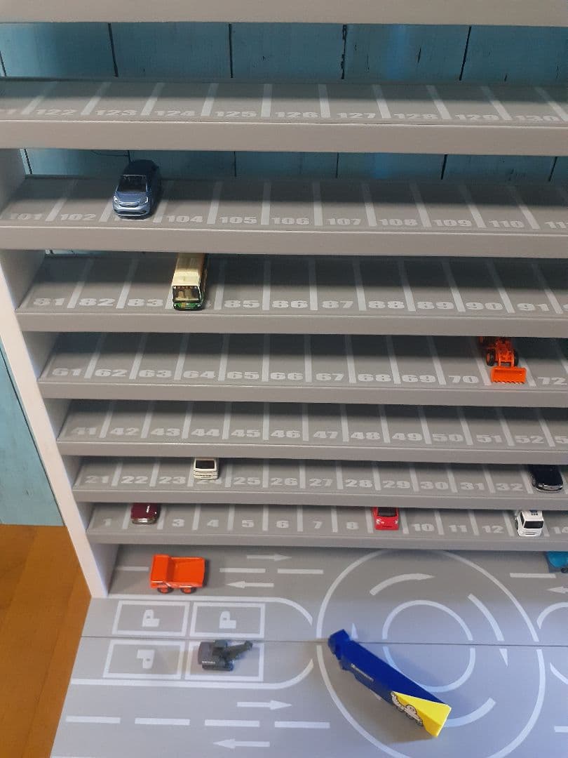 Nok　自作ミニカー収納棚9段168台ロータリー交差点付きトミカ