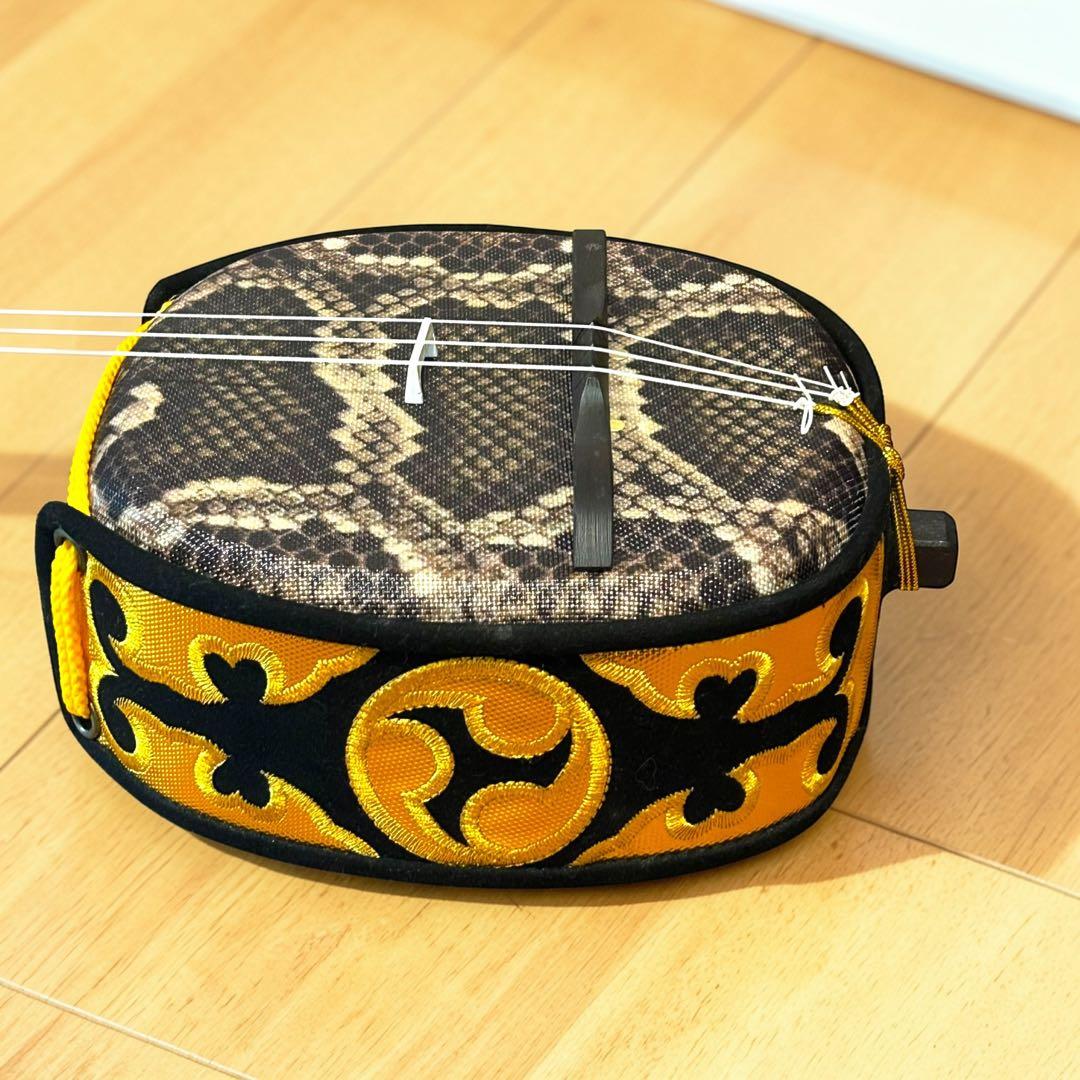 ほぼ未使用級❣️極美品✨沖縄三線 人工皮 天裏金箔仕上げ 付属品充実 専用ケース付