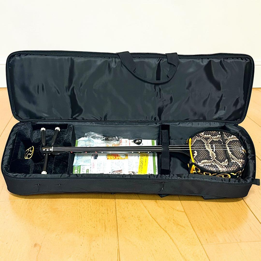 ほぼ未使用級❣️極美品✨沖縄三線 人工皮 天裏金箔仕上げ 付属品充実 専用ケース付