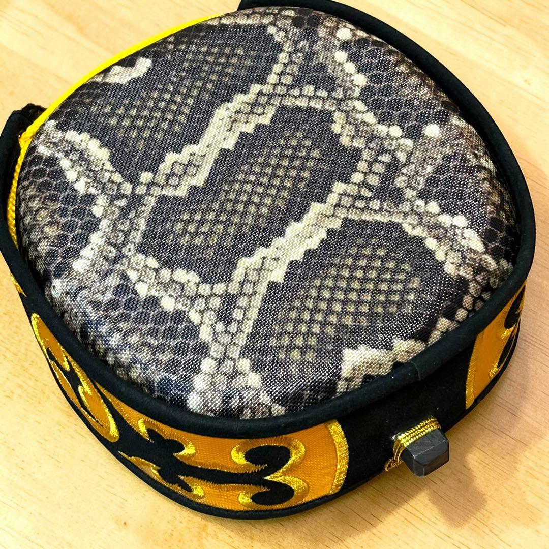 ほぼ未使用級❣️極美品✨沖縄三線 人工皮 天裏金箔仕上げ 付属品充実 専用ケース付