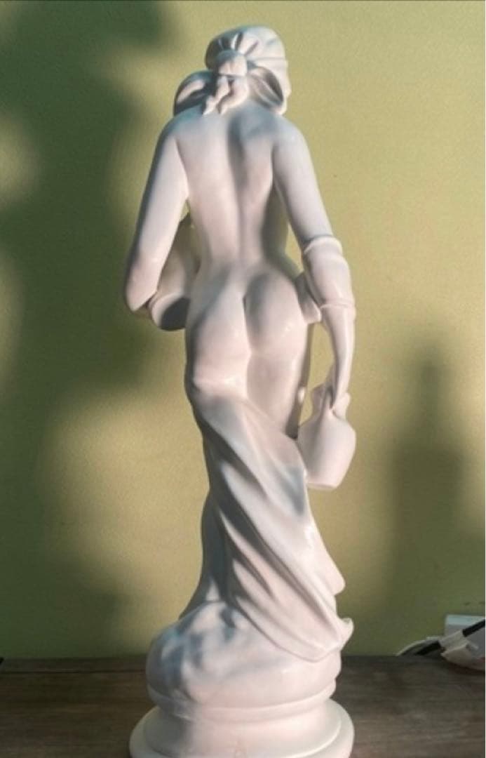 置き物　水の精　女性　彫刻　（約）高さ66cm 幅　22cm