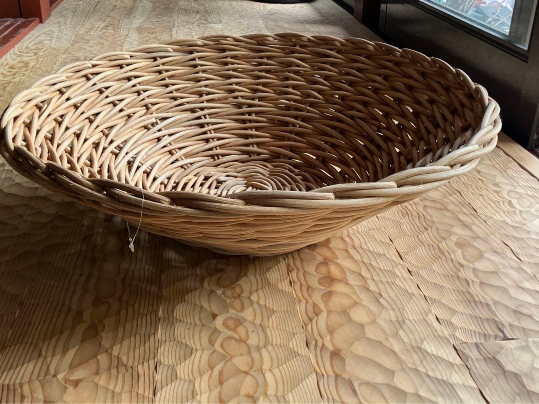 ラタンの大きなバスケット　トレー　かご　ナチュラル　ベビー　ペット