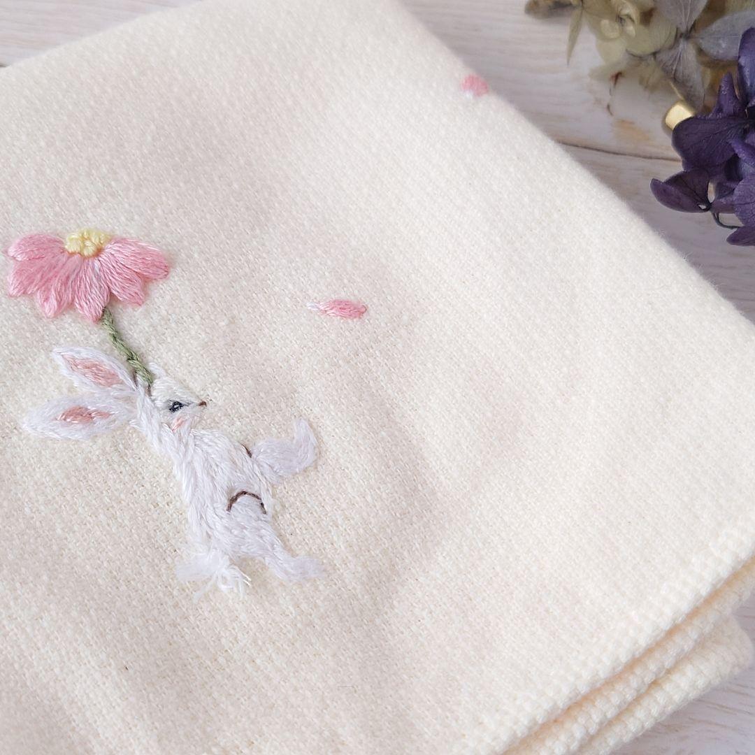 手刺繍入ちっちゃな タオルハンカチ【うさこと花】