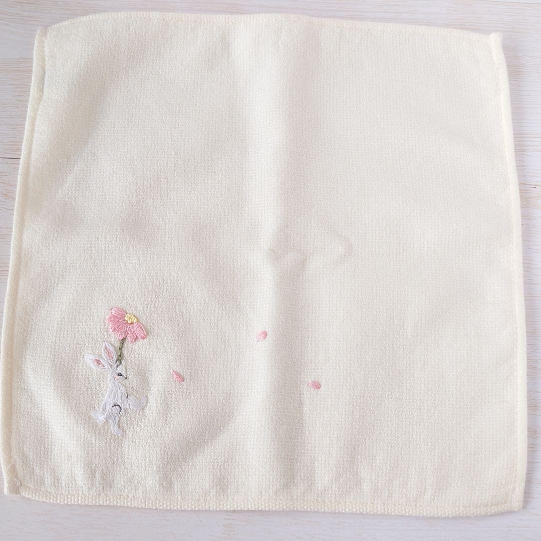 手刺繍入ちっちゃな タオルハンカチ【うさこと花】