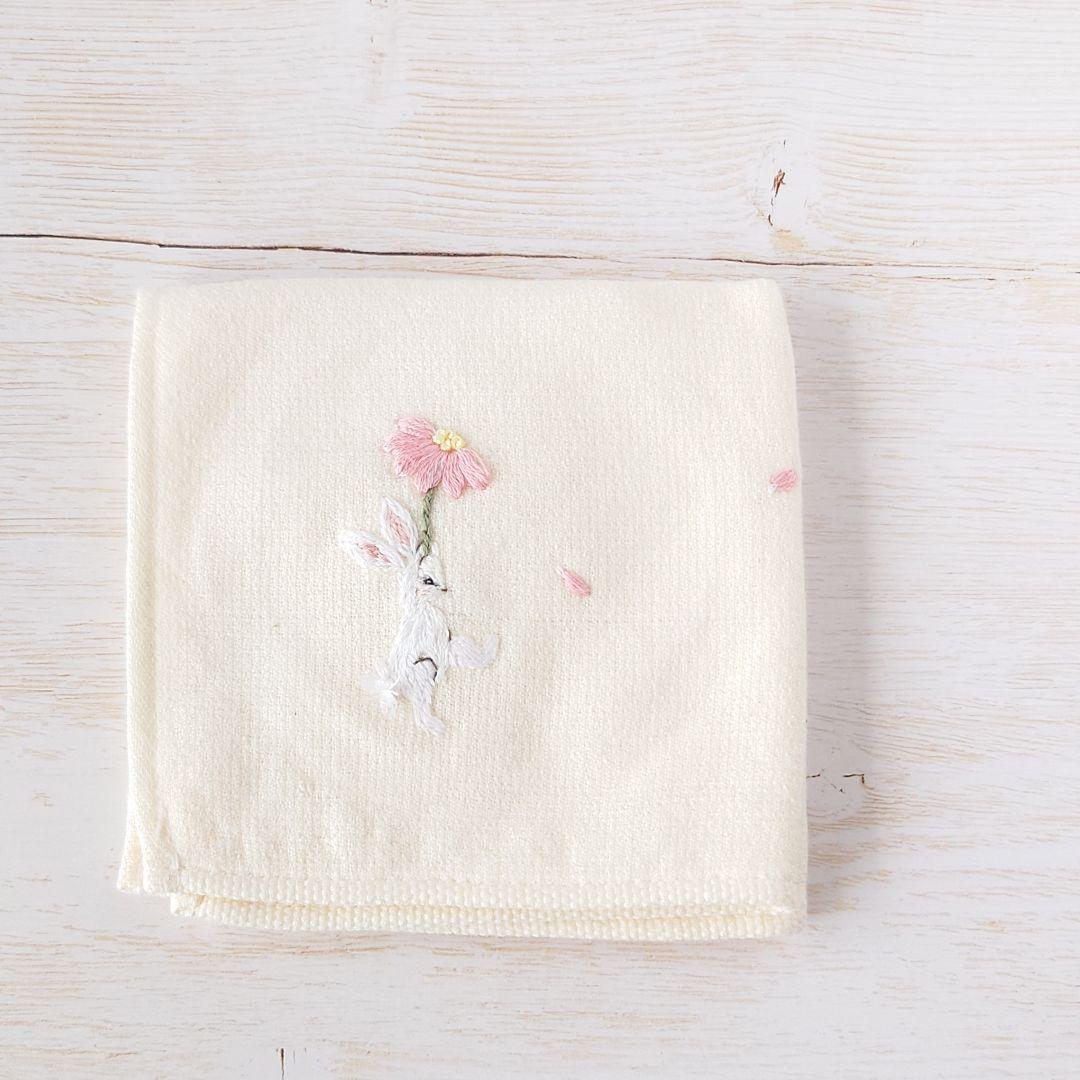 手刺繍入ちっちゃな タオルハンカチ【うさこと花】